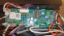 Widok płyty głównej ekspresu do kawy DeLonghi ECAM370.70.B z podłączonymi przewodami i elektroniką.