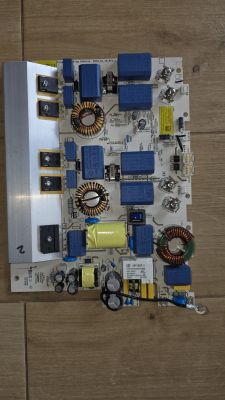 Płytka drukowana z wieloma komponentami elektronicznymi, w tym cewkami i przekaźnikami