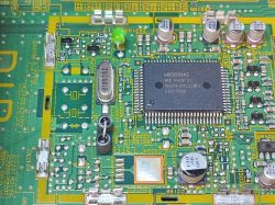 Zbliżenie płyty głównej z układem Micronas MSP4450K i komponentami elektronicznymi