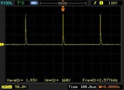Zrzut ekranu z oscyloskopu Rigol z wąskimi impulsami do ok. 160 V przy ~2,6 kHz