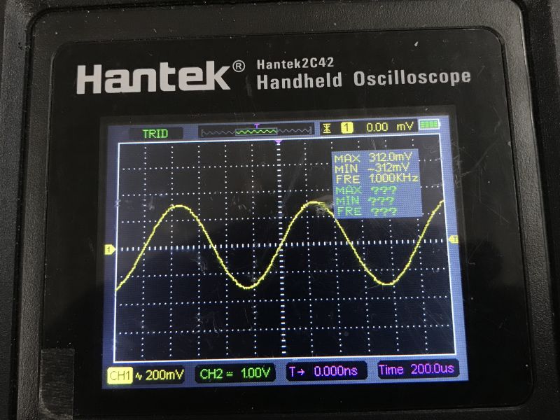 Ekran oscyloskopu Hantek z przebiegiem sinusoidalnym 1000 kHz i amplitudą 312 mV