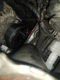 Przewody i sprężarka klimatyzacji w samochodzie VW Golf 5.