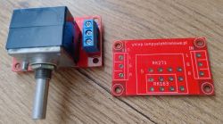 Dwie czerwone płytki PCB z nadrukiem, jedna z przylutowanym potencjometrem