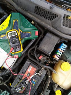 Opel Astra G 2002 - Wysoki pobór prądu, awaria wspomagania kierownicy i problem z akumulatorem