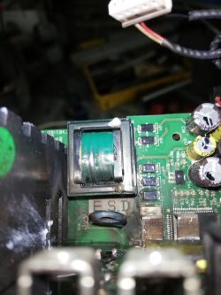 Czy wybuch kondensatora w falowniku LS SV008iG5A-4 to przyczyna awarii?