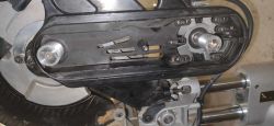 Zbliżenie na mechanizm ukośnicy Dewalt z widocznymi kołami pasowymi.