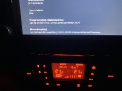 Wyświetlacz radia samochodowego i panel klimatyzacji w nocy