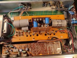 Wnętrze elektronicznego urządzenia z odsłoniętym transformatorem.