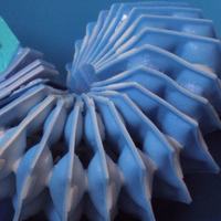 Elastyczny robot zbudowany z użyciem silikonu montażowego