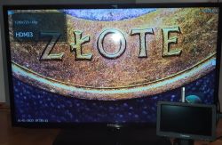 Zbliżenie monety na ekranie telewizora oraz monitora mikroskopu TOMLOV DM9 Pro.