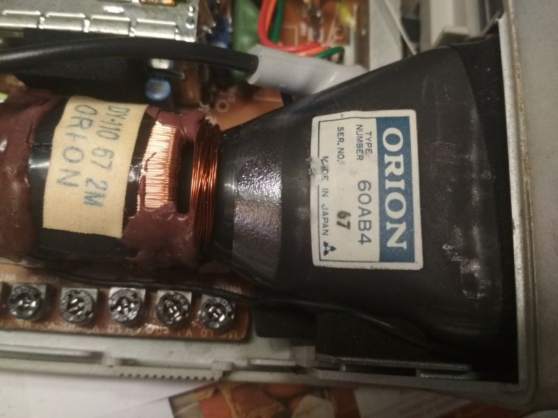 Widok wnętrza urządzenia z kineskopem Orion i oznaczeniami technicznymi.
