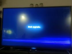 Telewizor Sharp Aquos z poziomymi paskami na ekranie i komunikatem Brak sygnału.
