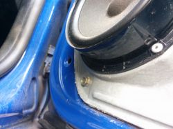 Jak wymienić głośnik w VW Golf IV 2000 bez widocznych śrub?