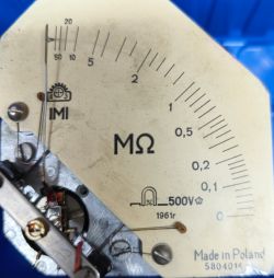 Zbliżenie tarczy miernika MΩ z oznaczeniem 500 V, rokiem 1961 i numerem 5804016