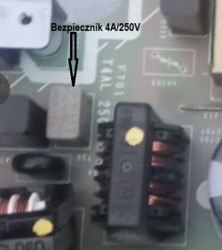 Widok bezpiecznika 4A/250V na płytce drukowanej z innymi elementami elektronicznymi