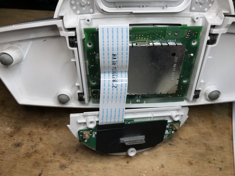 Widok wnętrza urządzenia audio ze zdemontowaną obudową i układem elektronicznym.