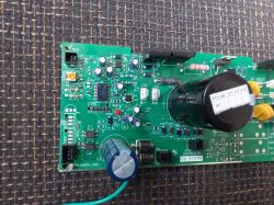 Bieżnia wyzwala bezpiecznik przy uruchomieniu.