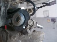 Peugeot 207 2007 - Co to za element na prowadnicy hamulca tylnego?