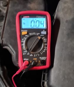 Niewyraźne zdjęcie miernika cyfrowego z wyświetlaczem pokazującym wartość 0,04.