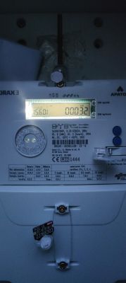 Zdjęcie licznika energii elektrycznej z odczytem.