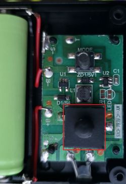Widok płytki PCB z przyciskiem MODE, cewką, elementami SMD i baterią litową