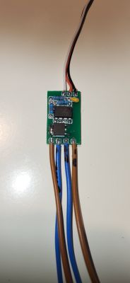Mały wyłącznik sterowany radiowo z przewodami i elementami elektronicznymi.