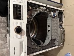 Otwarta suszarka Samsung OptimalDry 9,0 kg z widocznym panelem sterowania i rozebraną obudową.