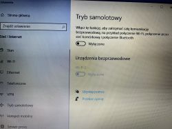 Zrzut ekranu ustawień Windows pokazujący włączony tryb samolotowy i wyłączenie WiFi.