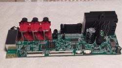 Płytka PCB radia samochodowego PODOFO 7018B Płytka główna radia PODOFO 7018B z widocznymi złączami i kondensatorami