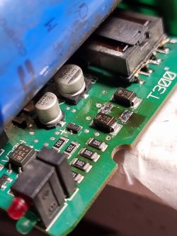 Płytka drukowana z diodą prostowniczą SMD typu S1M.