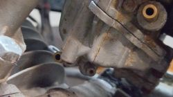 Podłączenie wężyków do kranika i gaźnika w skuterze Barton Challenger 50 4T
