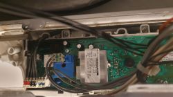Wnętrze pralki Electrolux z widoczną płytką elektroniczną i okablowaniem.