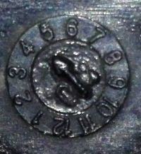 Z jakiego auta pochodzi ten plastik z zaślepką i logiem?