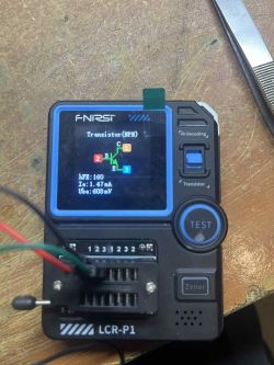 Tester LCR-P1 pokazujący parametry tranzystora NPN Q306