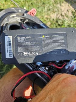 Ładowarka do hulajnogi elektrycznej Mi M365 z widocznymi oznaczeniami.