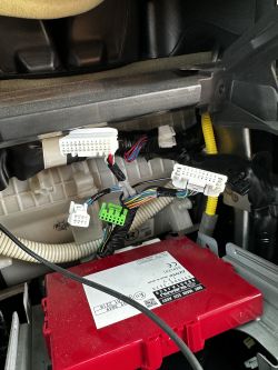 Złącza i przewody samochodowe we wnętrzu Subaru Outback 2009 z systemem Mackintosh.