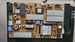 Płytka zasilacza telewizora Samsung z widocznymi kondensatorami i radiatorami