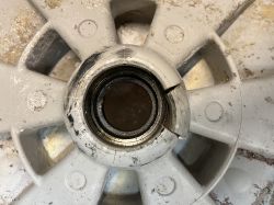 Pęknięty korpus łożyska w plastikowym zbiorniku pralki Electrolux