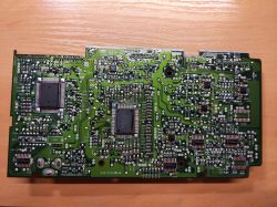 Płytka drukowana z komponentami elektronicznymi na zielonym podłożu