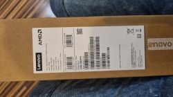 Etykieta na kartonie Lenovo z informacjami o laptopie i kodami kreskowymi; widoczne logo AMD.