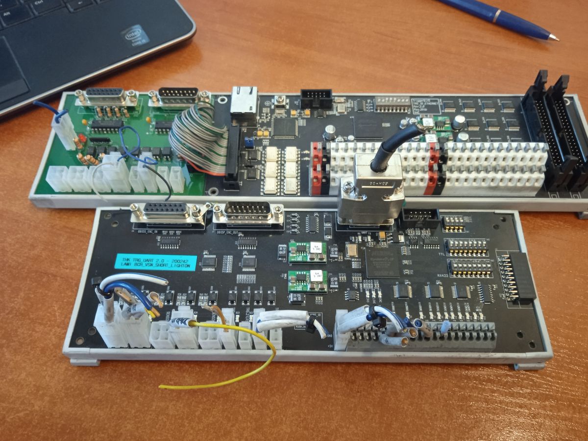 Co to za sterowniki na zdjęciu? Poszukiwana dokumentacja i producent (Foto)