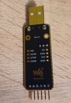 Moduł USB na UART CH343 firmy Waveshare z widocznymi pinami i opisami napięć