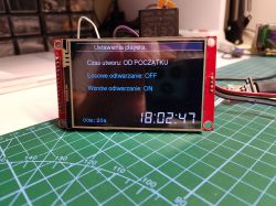 TFT screen on a red PCB shows “Ustawienia playera” menu with options and time 18:02:47.