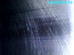 Wzdłużne ślady na tłokach Mahle po remoncie - co mogło pójść nie tak?