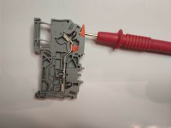 Nowa złączka WAGO TOPJOB S z dźwignią montowana na szynie rozdzielnicy.