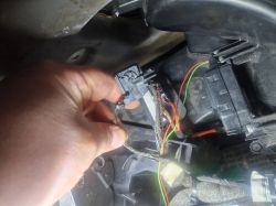 Wtyczka elektryczna pod deską rozdzielczą Zafiry B, widoczne kolorowe przewody