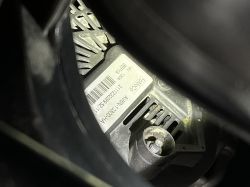 Zbliżenie na wnętrze urządzenia z widoczną etykietą z numerem seryjnym.