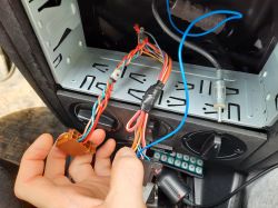 Jak podłączyć radio 2 DIN MP5 7018B w VW Golf 4 - brak sygnału