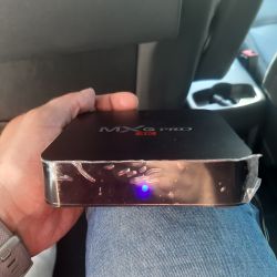 Jak uruchomić ekrany w zagłówkach w Peugeot 5008 z 2010 roku?