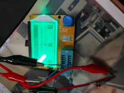 Pomiar diody na mierniku elektronicznym z wyświetlaczem.